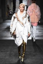 フェンディ 2015年秋冬オートフリュールコレクション - 日本上陸50年、ファーで架空の鳥を描く｜写真77