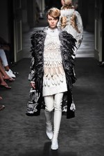 フェンディ 2015年秋冬オートフリュールコレクション - 日本上陸50年、ファーで架空の鳥を描く｜写真79