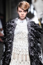 フェンディ 2015年秋冬オートフリュールコレクション - 日本上陸50年、ファーで架空の鳥を描く｜写真80