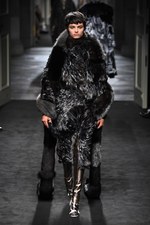 フェンディ 2015年秋冬オートフリュールコレクション - 日本上陸50年、ファーで架空の鳥を描く｜写真81