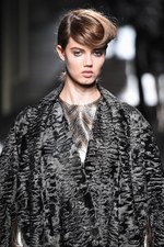 フェンディ 2015年秋冬オートフリュールコレクション - 日本上陸50年、ファーで架空の鳥を描く｜写真83