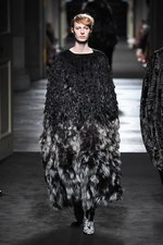 フェンディ 2015年秋冬オートフリュールコレクション - 日本上陸50年、ファーで架空の鳥を描く｜写真84