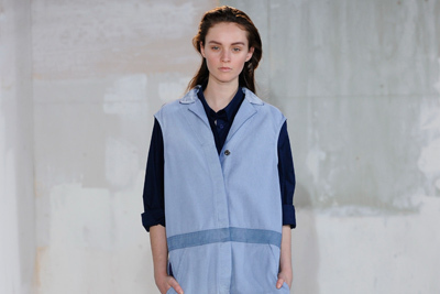 スタジオで働く女の子をイメージしたアクネ(Acne)の2011年秋冬コレクション