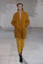 スタジオで働く女の子をイメージしたアクネ(Acne)の2011年秋冬コレクション｜写真17