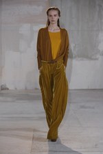 スタジオで働く女の子をイメージしたアクネ(Acne)の2011年秋冬コレクション｜写真18