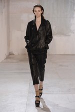 スタジオで働く女の子をイメージしたアクネ(Acne)の2011年秋冬コレクション｜写真24