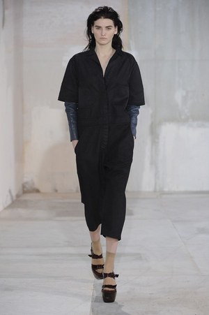 スタジオで働く女の子をイメージしたアクネ(Acne)の2011年秋冬コレクション｜写真1