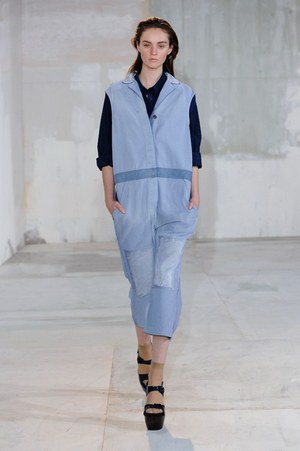 スタジオで働く女の子をイメージしたアクネ(Acne)の2011年秋冬コレクション｜写真3