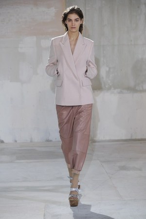 スタジオで働く女の子をイメージしたアクネ(Acne)の2011年秋冬コレクション｜写真10