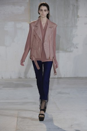 スタジオで働く女の子をイメージしたアクネ(Acne)の2011年秋冬コレクション｜写真11