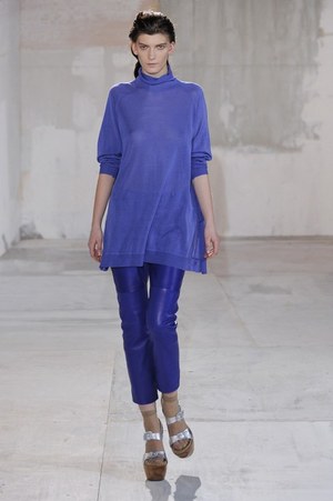 スタジオで働く女の子をイメージしたアクネ(Acne)の2011年秋冬コレクション｜写真12
