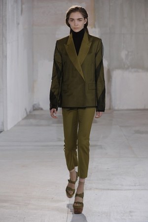 スタジオで働く女の子をイメージしたアクネ(Acne)の2011年秋冬コレクション｜写真14