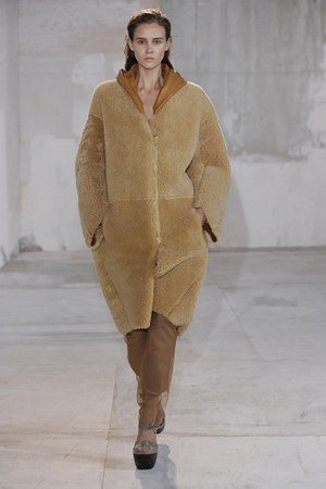 スタジオで働く女の子をイメージしたアクネ(Acne)の2011年秋冬コレクション｜写真15