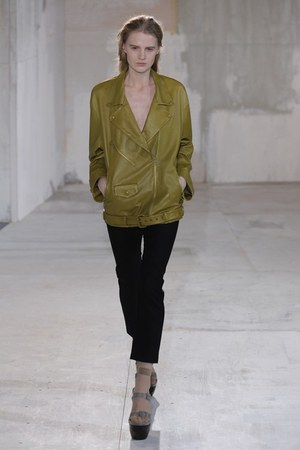 スタジオで働く女の子をイメージしたアクネ(Acne)の2011年秋冬コレクション｜写真16