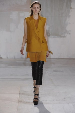 スタジオで働く女の子をイメージしたアクネ(Acne)の2011年秋冬コレクション｜写真19