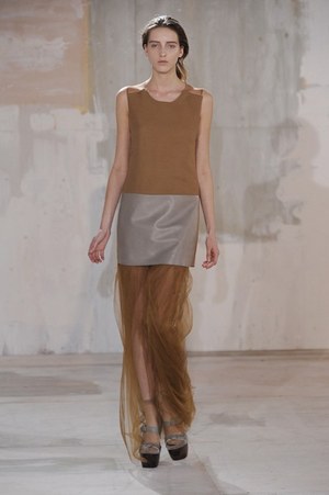 スタジオで働く女の子をイメージしたアクネ(Acne)の2011年秋冬コレクション｜写真20