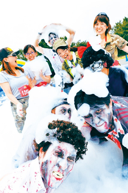仮装して泡・水・煙にまみれる“非日常”ランイベント「ハロウィンダッシュ」千葉・幕張海浜公園で開催 | 写真