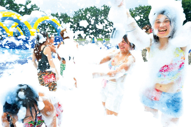 仮装して泡・水・煙にまみれる“非日常”ランイベント「ハロウィンダッシュ」千葉・幕張海浜公園で開催 | 写真