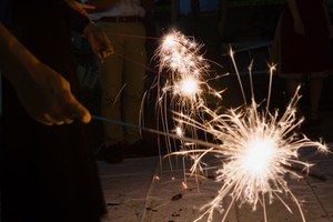 手持ち花火を楽しむ 小さな花火大会 東京 隅田川や湘南 京都 青森などで開催 ファッションプレス 手持ち花火を楽しむ 小さな花火大会 東京 隅田川や湘南 京都 青森などで開催 ファッションプレス
