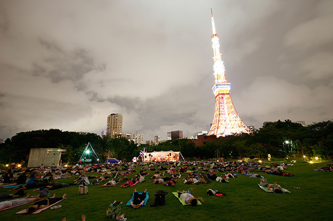 ライトアップされた東京タワーを背景に無料で「ヨガ」を楽しむイベント「dusk2015」開催 | 写真