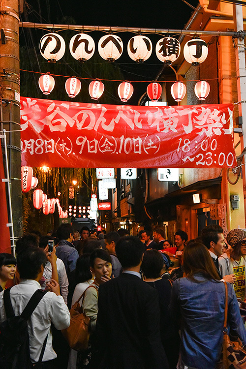 「渋谷のんべい横丁祭り」開催 - 隠れ家飲みスポットで楽しむ樽酒販売や神輿巡業など | 写真