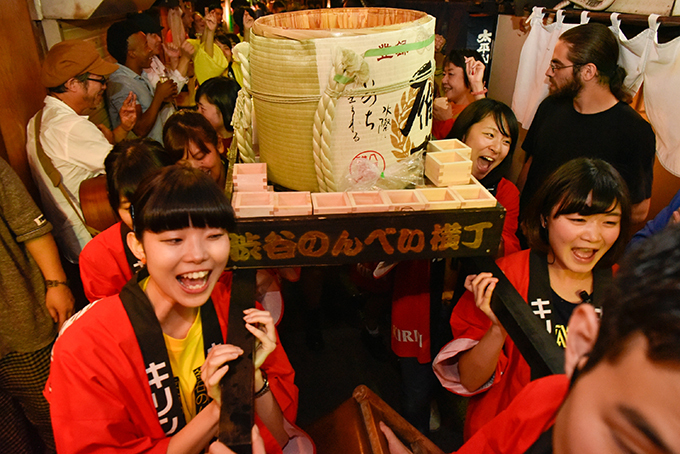 「渋谷のんべい横丁祭り」開催 - 隠れ家飲みスポットで楽しむ樽酒販売や神輿巡業など | 写真