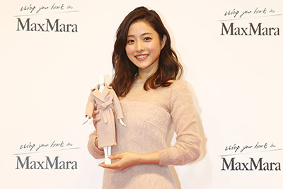 石原さとみ｜マックスマーラ、東京・青山の旗艦店をリニューアル - 限定「ROMA バッグ」が発売