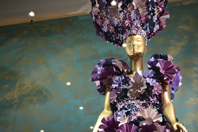 阪急うめだ本店のウインドーに豪華絢爛なペーパースカルプチャーのドレスが登場