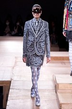 かたちへの追究 - アンリアレイジ(ANREALAGE)、2011-2012年秋冬コレクション｜写真35