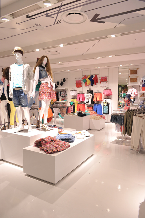 ZARAの妹ブランド、Bershka(ベルシュカ)の渋谷店がグランドオープン｜写真1