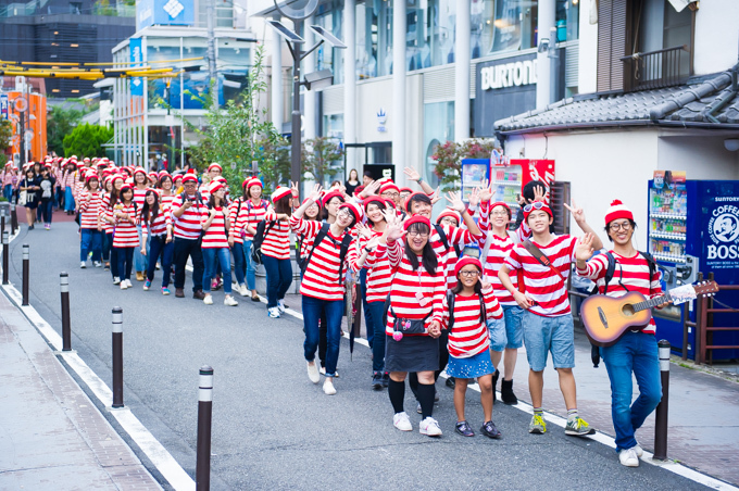 『実写版 ウォーリーをさがせ！』東京で開催 - 街が赤白ボーダーで埋めつくされる | 写真