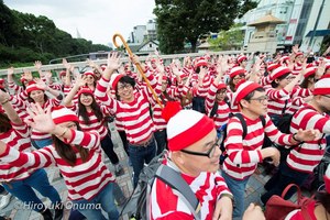 『実写版 ウォーリーをさがせ!』東京で開催 - 街が赤白ボーダーで埋めつくされる|写真28