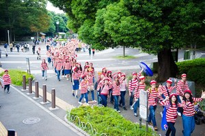 『実写版 ウォーリーをさがせ!』東京で開催 - 街が赤白ボーダーで埋めつくされる|写真25