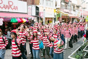 『実写版 ウォーリーをさがせ!』東京で開催 - 街が赤白ボーダーで埋めつくされる|写真37