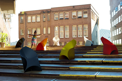 持ち運びできるポップなデザインチェア「Flux chair(フラックスチェア)」がオランダから初上陸！