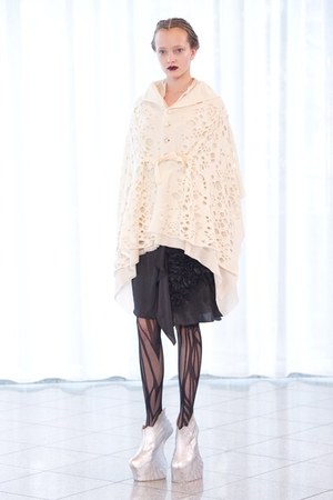 繊細でフェミニンな世界観-ソマルタ(SOMARTA)、2011-2012年秋冬コレクション｜写真4