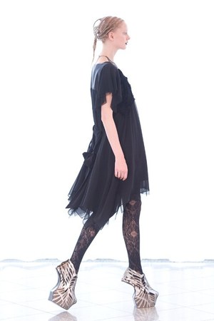 繊細でフェミニンな世界観-ソマルタ(SOMARTA)、2011-2012年秋冬コレクション｜写真30