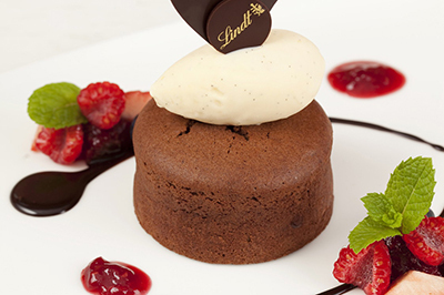 三井アウトレットパーク｜リンツからフォンダン・オ・ショコラ登場 - とろりと流れる濃厚チョコソース