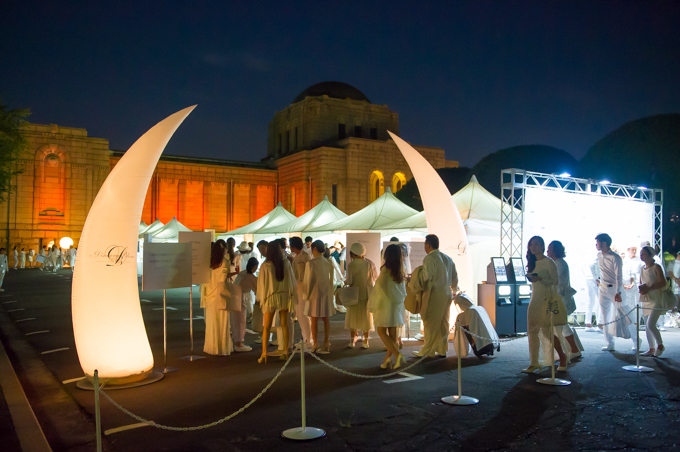 ドレスコード白のシークレット・ディナーパーティー「ディネ・アン・ブラン」が日本上陸 | 写真