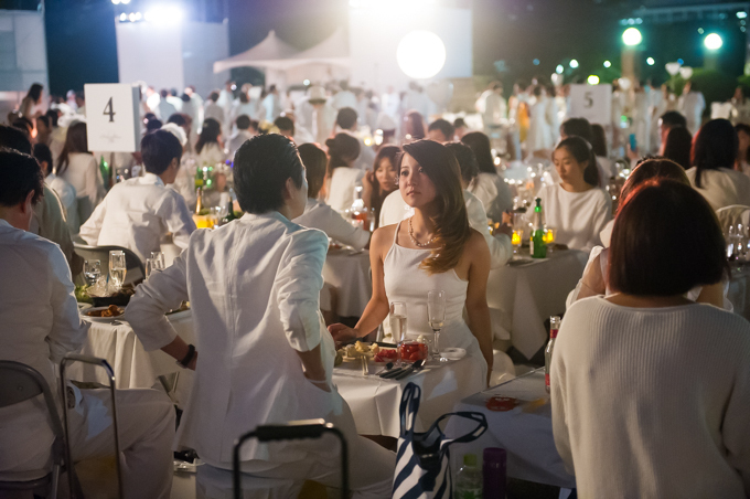 ドレスコード白のシークレット・ディナーパーティー「ディネ・アン・ブラン」が日本上陸 | 写真
