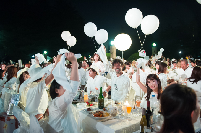 ドレスコード白のシークレット ディナーパーティー ディネ アン ブラン が日本上陸 ファッションプレス