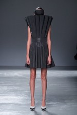 アンリアレイジ 2016年春夏コレクション - 反射を用いてリアルとバーチャルの狭間にアプローチ｜写真1