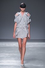 アンリアレイジ 2016年春夏コレクション - 反射を用いてリアルとバーチャルの狭間にアプローチ｜写真35