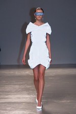 アンリアレイジ 2016年春夏コレクション - 反射を用いてリアルとバーチャルの狭間にアプローチ｜写真51