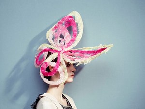 エリザベス女王も着用、帽子デザイナー原田美砂の日本初の個展「HATS