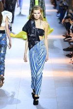 ロベルト カヴァリ 2016年春夏コレクション - 新生カヴァリウーマンのハンティングパーティー｜写真23