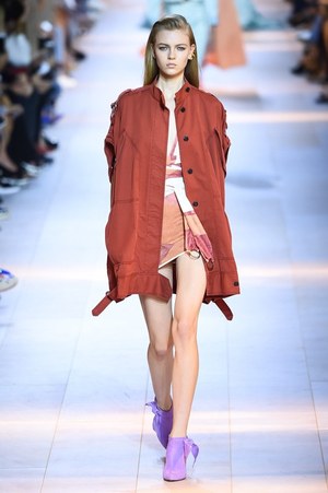 ロベルト カヴァリ 2016年春夏コレクション - 新生カヴァリウーマンのハンティングパーティー｜写真3