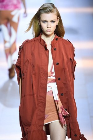 ロベルト カヴァリ 2016年春夏コレクション - 新生カヴァリウーマンのハンティングパーティー｜写真4