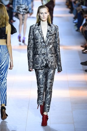 ロベルト カヴァリ 2016年春夏コレクション - 新生カヴァリウーマンのハンティングパーティー｜写真25