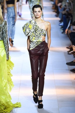 ロベルト カヴァリ 2016年春夏コレクション - 新生カヴァリウーマンのハンティングパーティー｜写真27